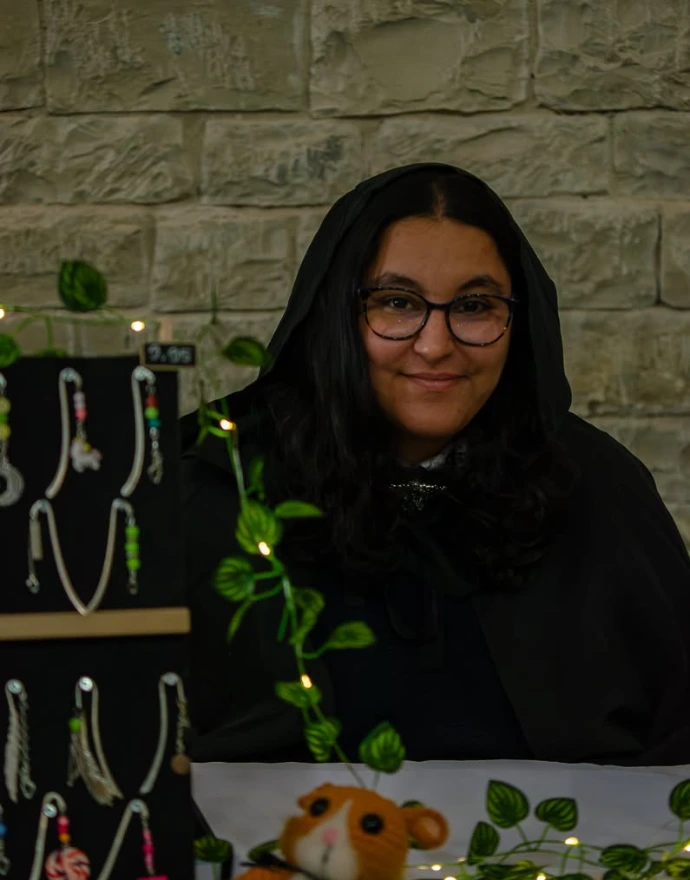 Amélie Frey, fondatrice d'Éloria Éditions, portrait en extérieur